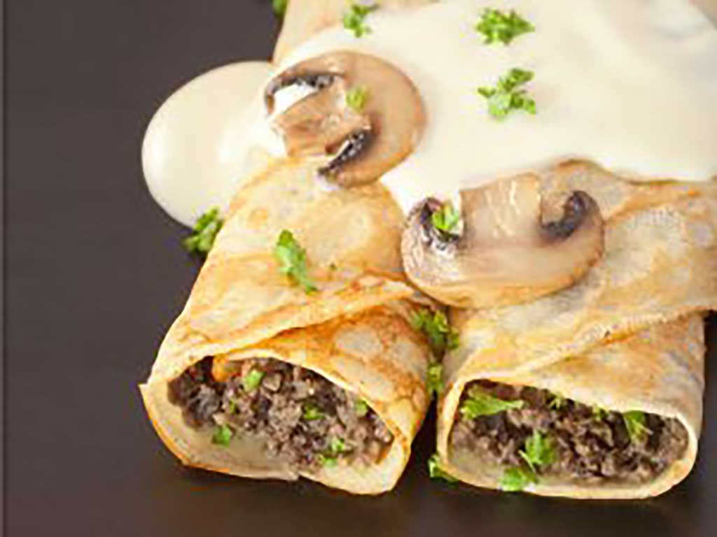 Delicious savoury pancakes with minced beef, creamed mushrooms and paprika.